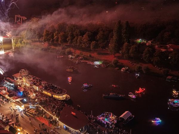 Havelberger Bootskorso: beleuchtete Boote und Festmeile am Winterhafen