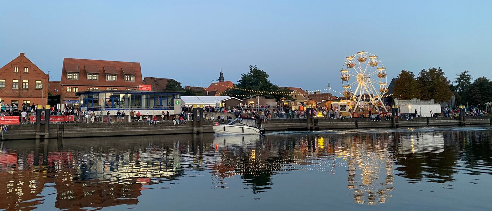 Blick vom Boot auf die Festmeile am Havelberger Hafen mit Riesenrad, 2025