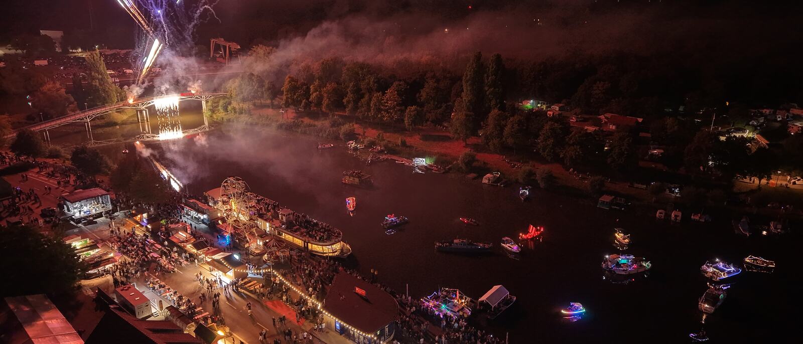 Feuerwerk über der Havelstegbrücke, Festmeile an der Uferstraße und beleuchtete Boote im Winterhafen