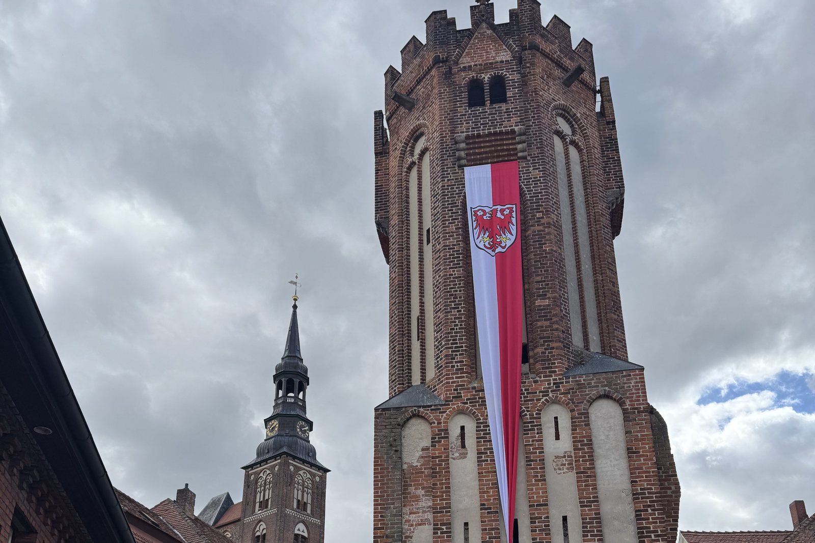 Eulenturm mit Banner und Turm von St. Stephan in Tangermünde