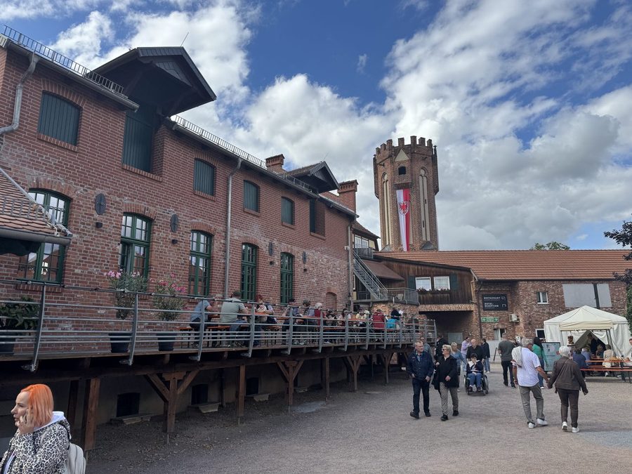 Burghof mit Terrasse, Turm und Hotelrezeption