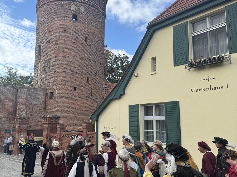 Festzug am Gefängnisturm auf der Burg