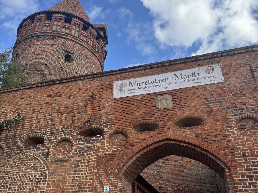 Neustädter Tor mit Banner Mittelaltermarkt zum Burgfest