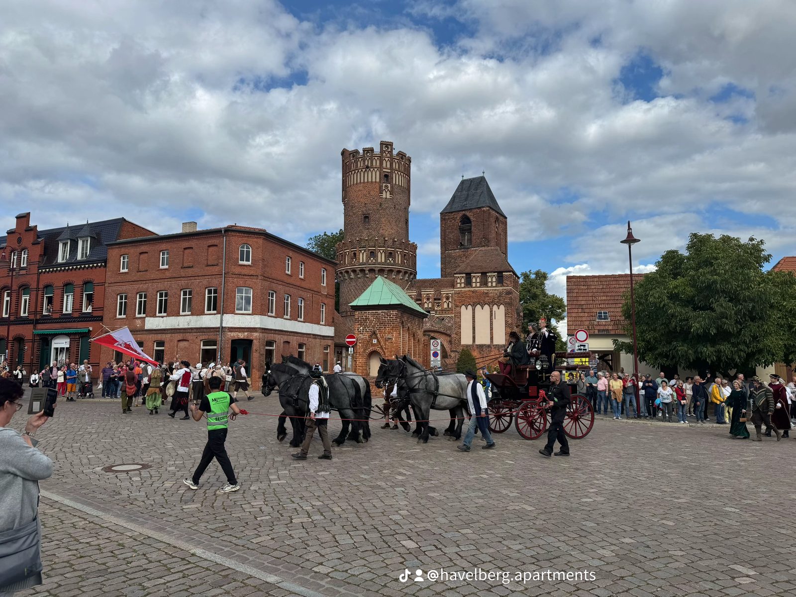 Kaiserzug mit Kutsche und Pferden vor dem Eulenturm in Tangermünde