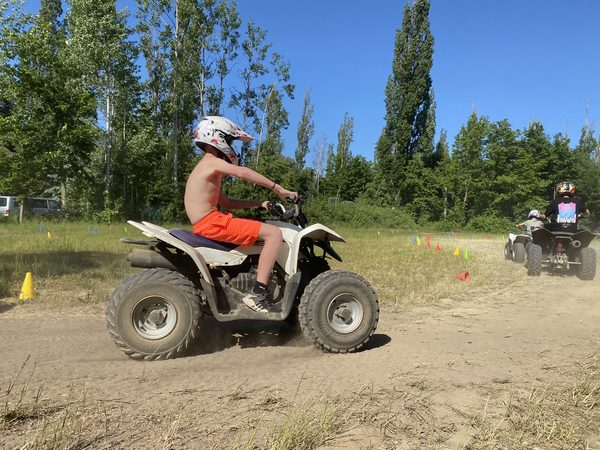 Kind auf einem Quad beim Kindertag in Havelberg