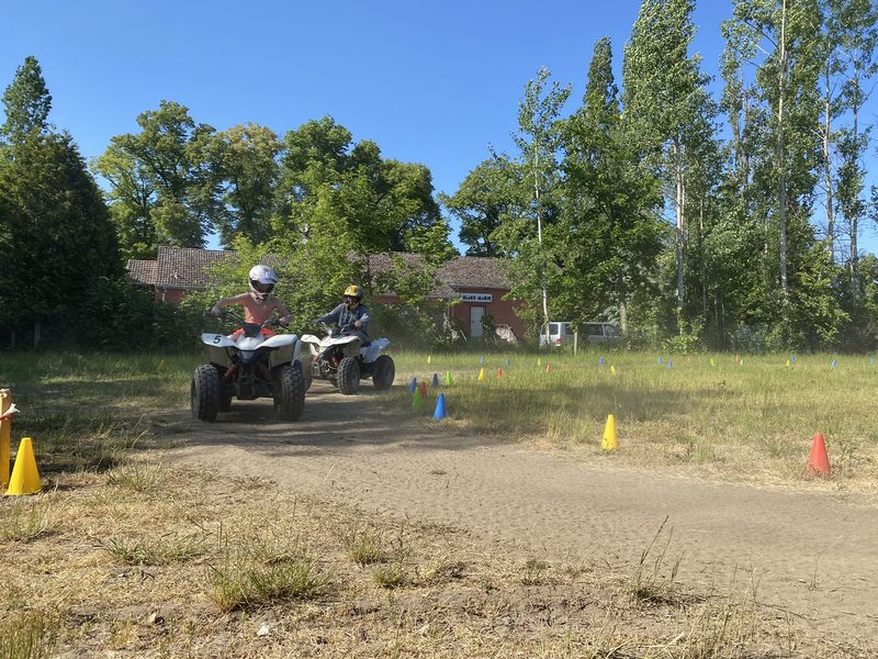 Zwei Quads auf der Pylonenstrecke beim Kindertag