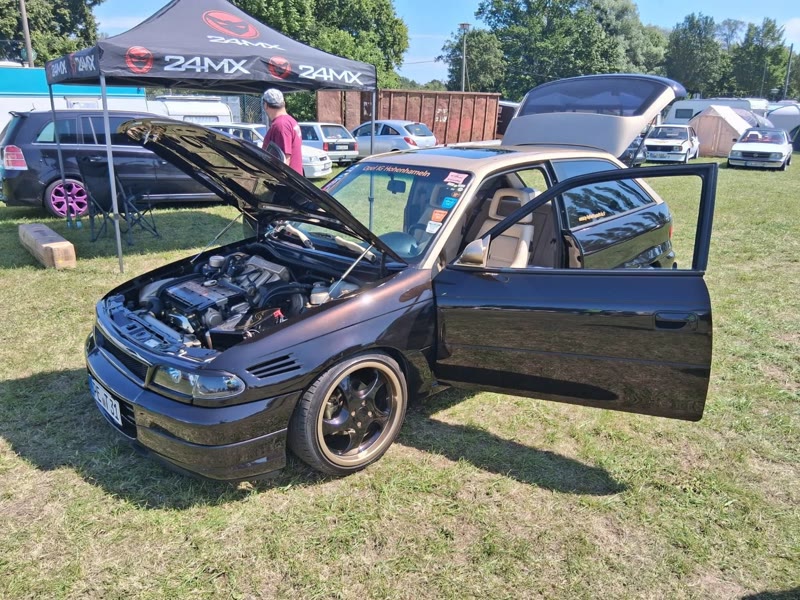 Dunkler Astra unter dem 24MX-Zelt