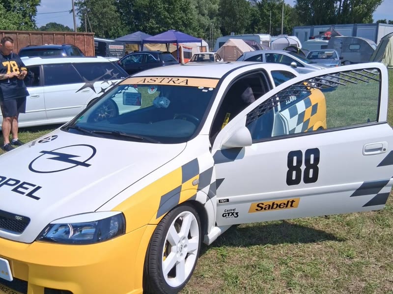 Weißer Astra mit Startnummer 88