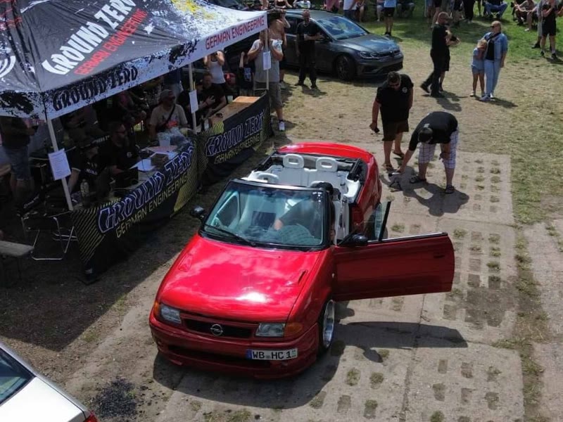 Rotes Cabrio von oben am Stand Ground Zero