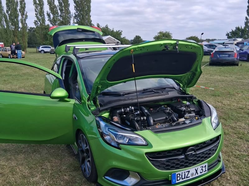 Grüner Corsa, Haube und Heckklappe offen