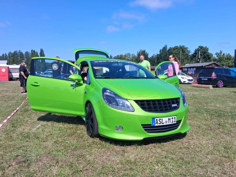Limettengrüner Corsa mit offenen Türen