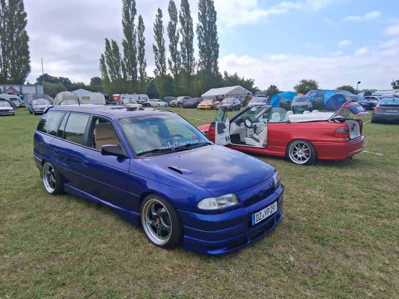 Blauer Kombi und rotes Cabrio nebeneinander