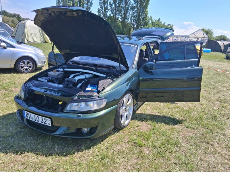 Grüner Vectra Kombi, Motorraum offen