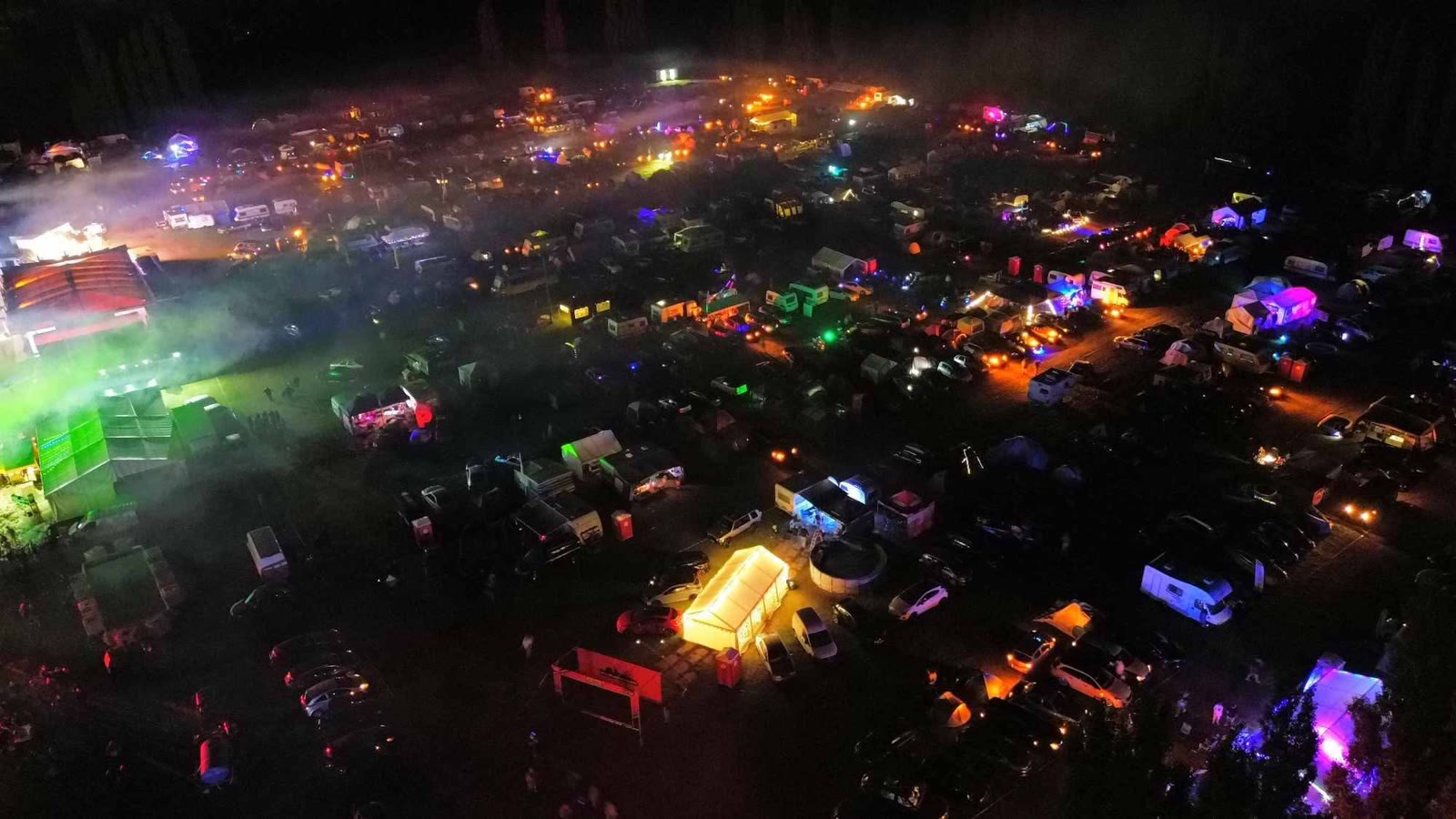 Drohnenfoto bei Nacht: beleuchtetes Opeltreffen Havelberg