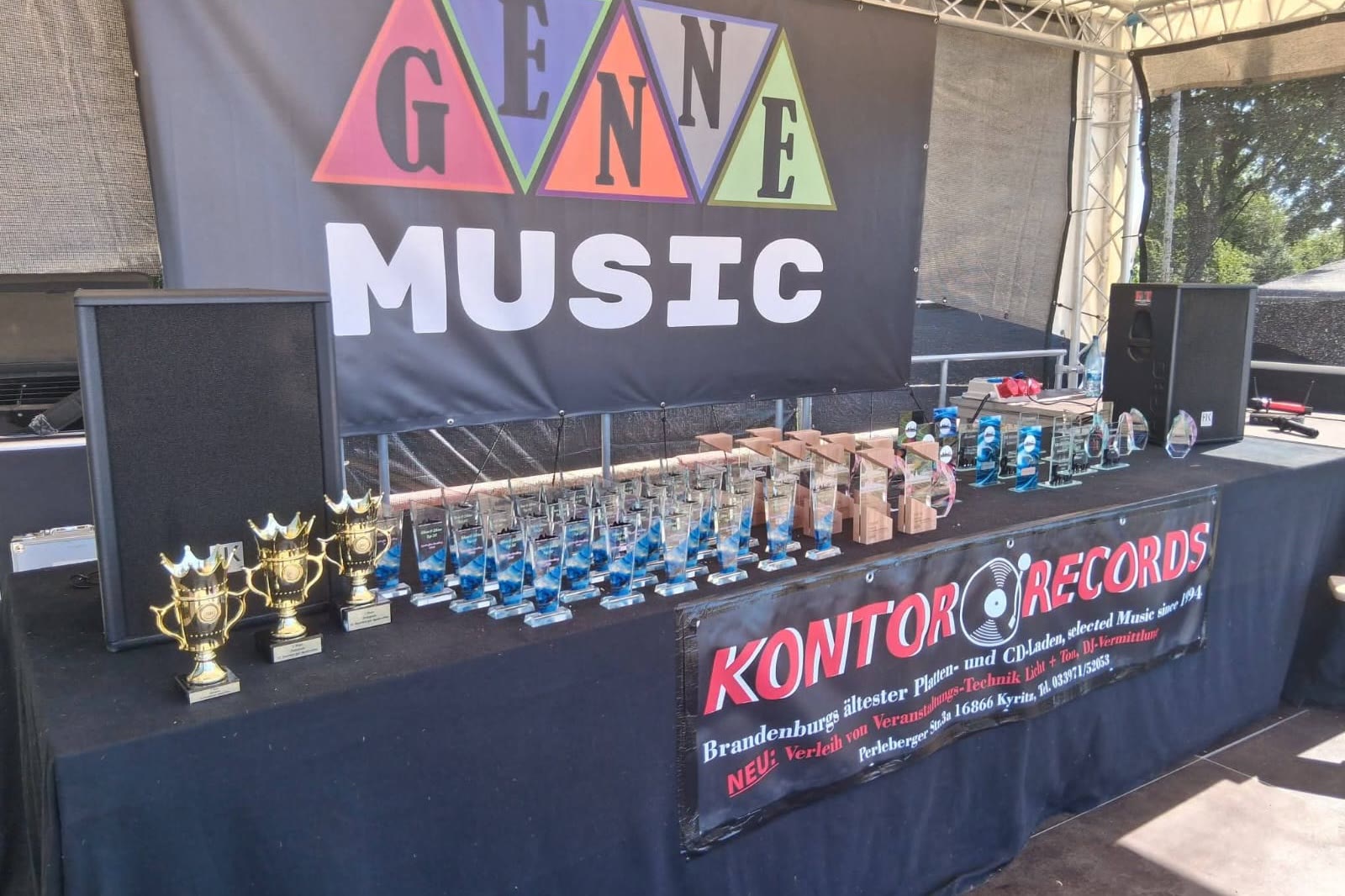 Pokale und Preise auf der Bühne, Genne Music und Kontor Records