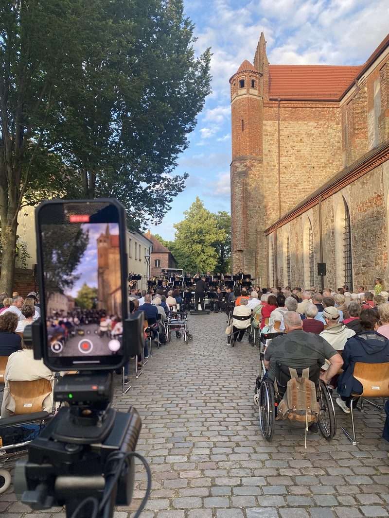 Blick durch den Mittelgang auf Bühne und Publikum im Hof am Dom