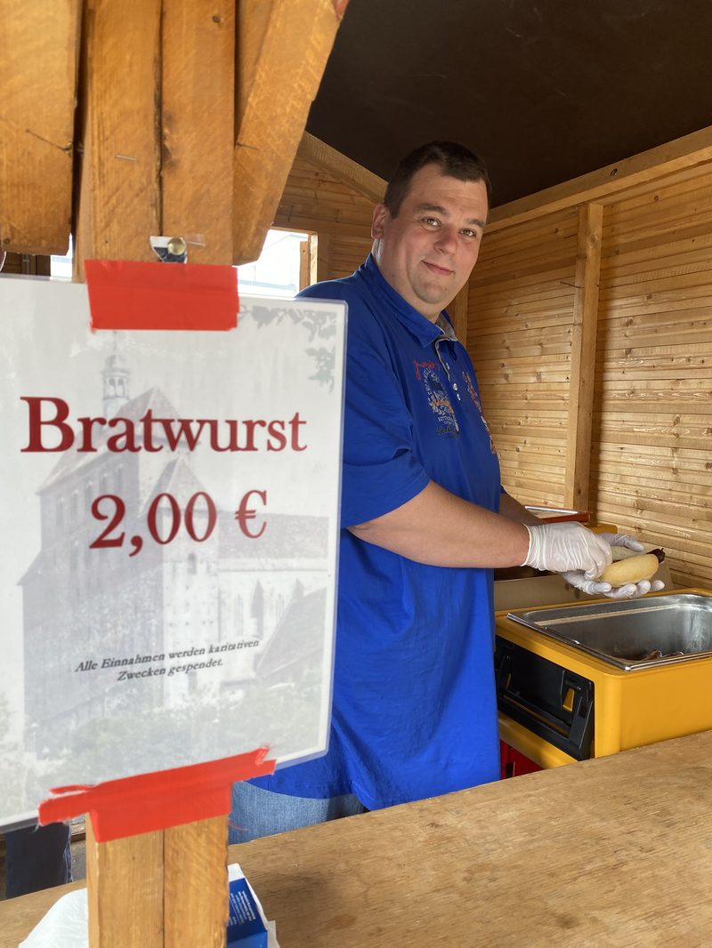 Bratwurstverkauf zugunsten karitativer Zwecke beim Sommerkonzert