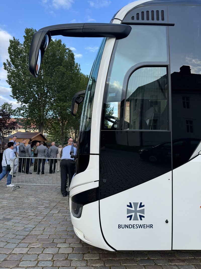 Reisebus der Bundeswehr vor dem Konzerthof am Dom