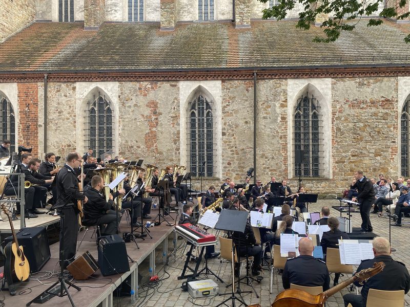 Heeresmusikkorps Neubrandenburg spielt an der Domwand
