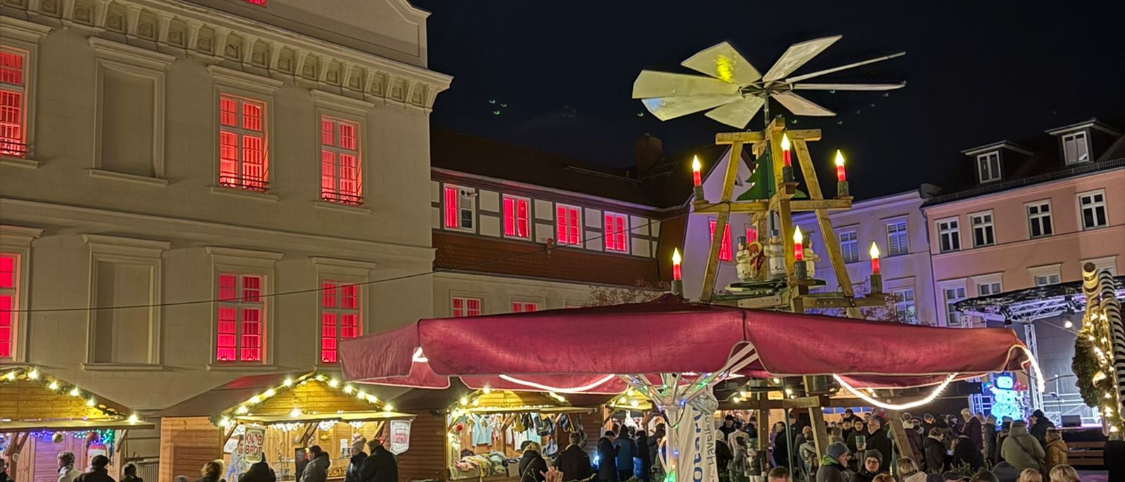 Wooden pyramid and decorated stalls on the Havelberg market square at night