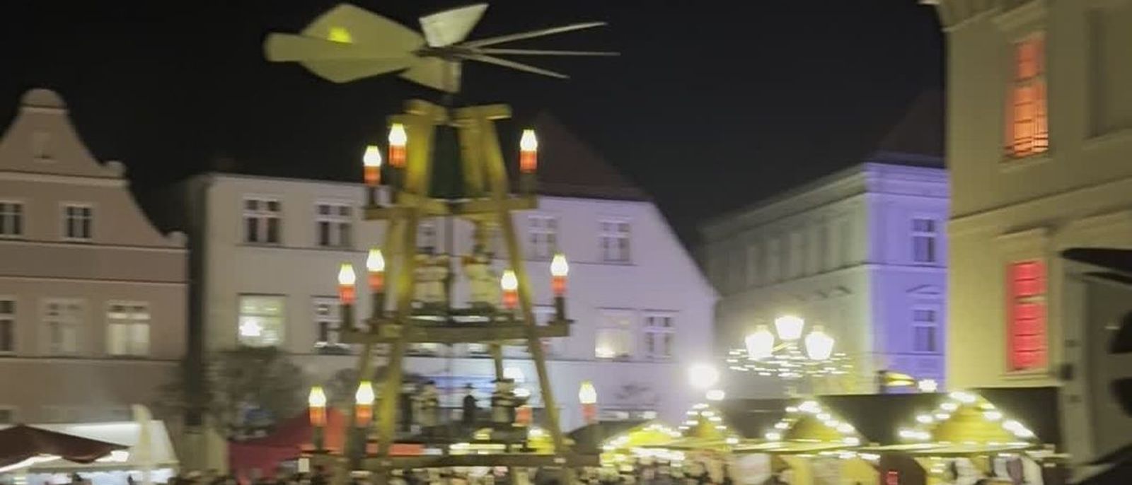 Wide view of the Havelberg Christmas market with pyramid and town houses