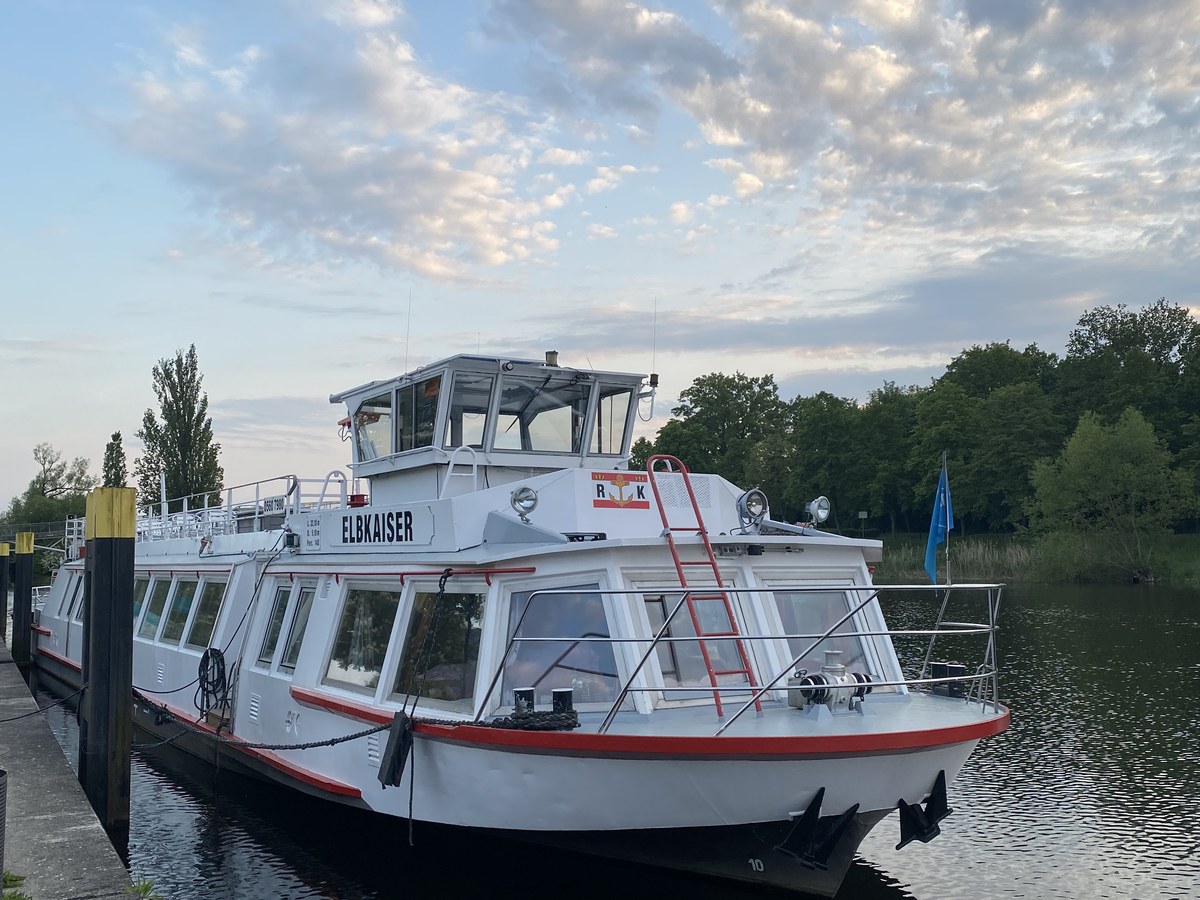 Fahrgastschiff MS Elbkaiser am Anleger in Havelberg