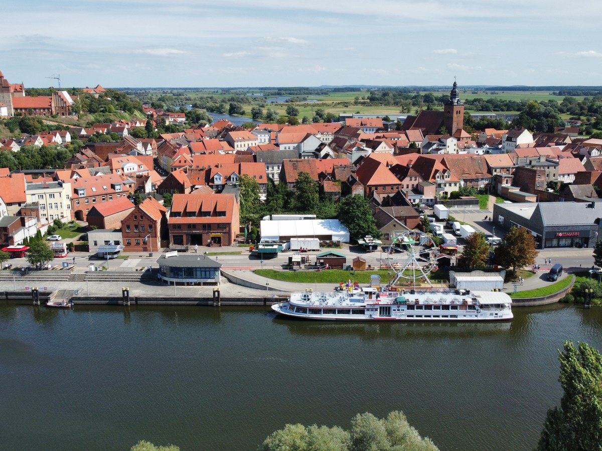 Großer Kurfürst am Anleger vor dem Aufbau der Festmeile zum Bootskorso
