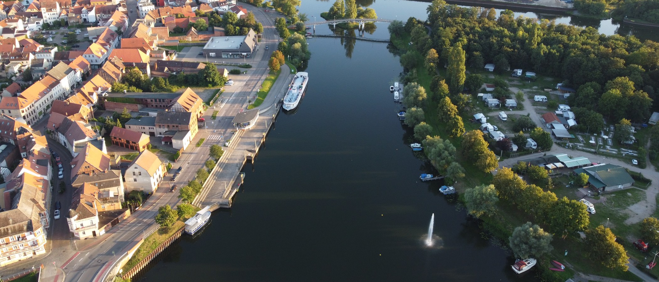 Luftaufnahme: Anleger Uferstraße Havelberg mit Fahrgastschiff am Kai