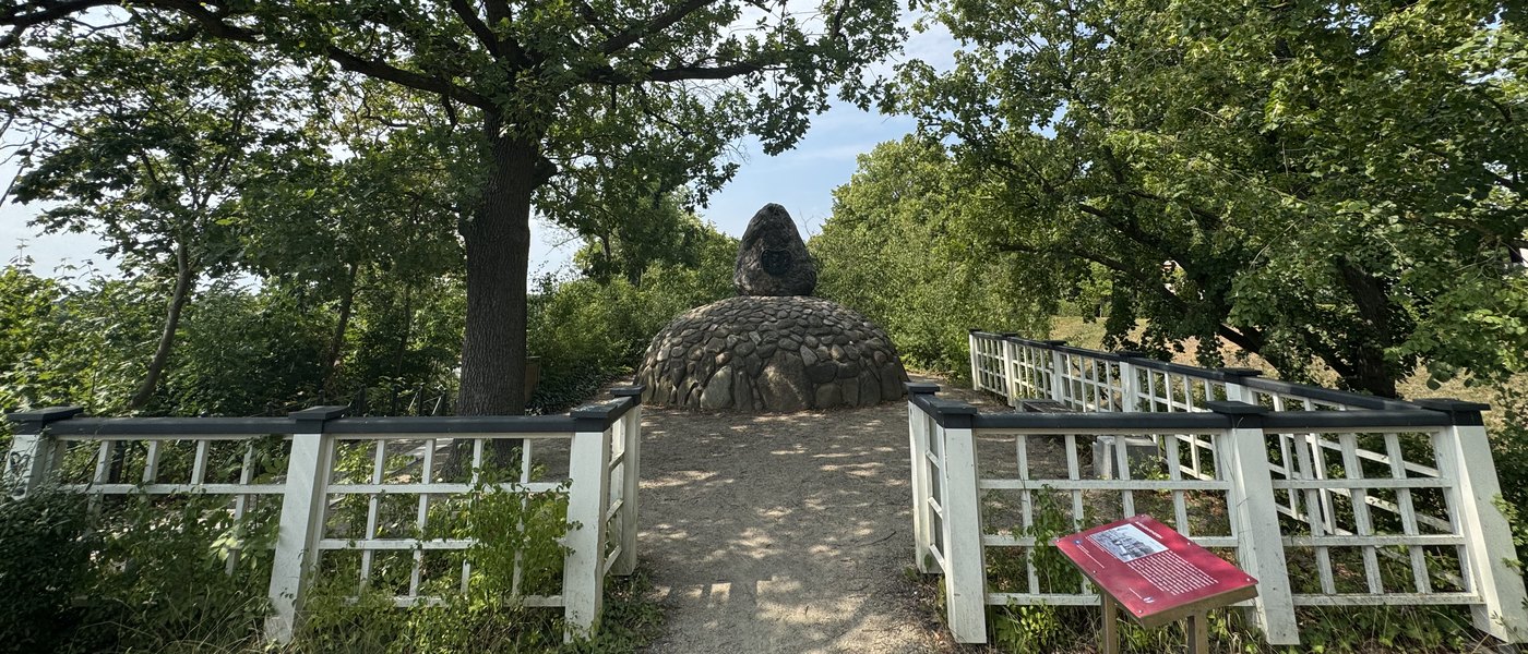 Burggrafenstein in Havelberg: Findling auf Feldsteinsockel in der Grünanlage