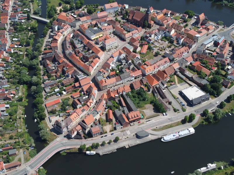 Luftaufnahme der Havelberger Stadtinsel mit Dom und Havel