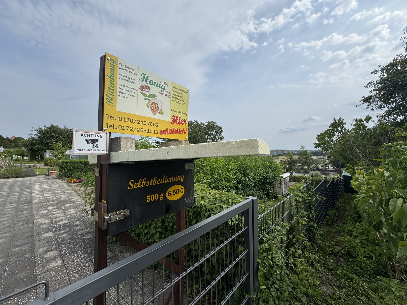 Schild Honig vom Nussberg, Selbstbedienung