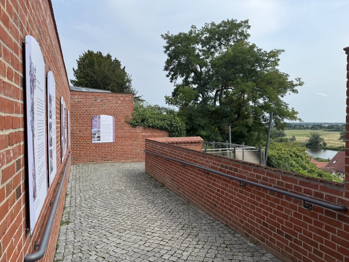 Infotafeln an der Mauer des Dechaneigartens
