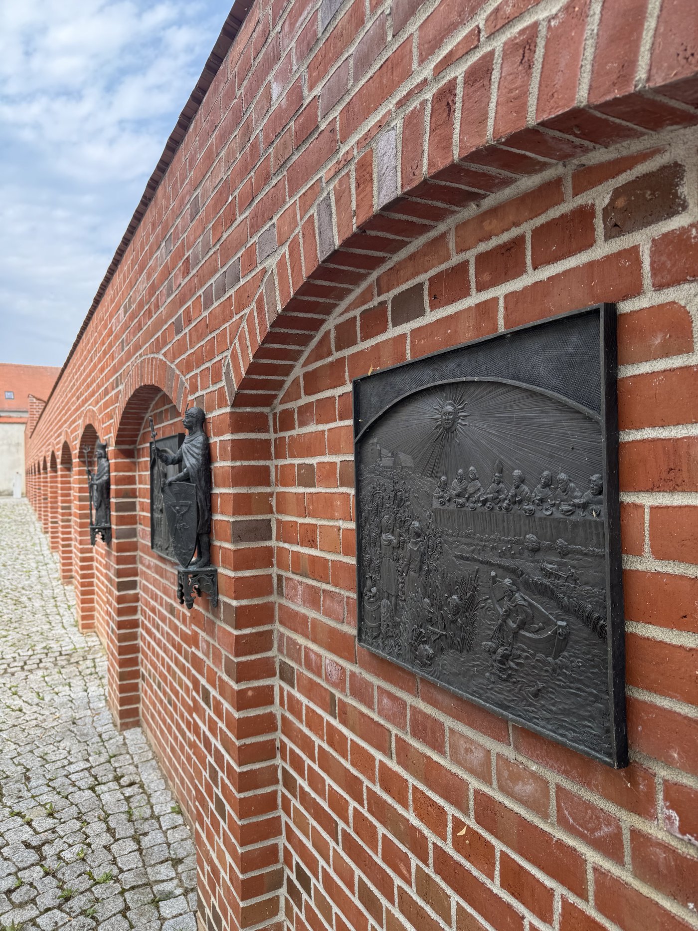 Bronzerelief an der Mauer am Dom