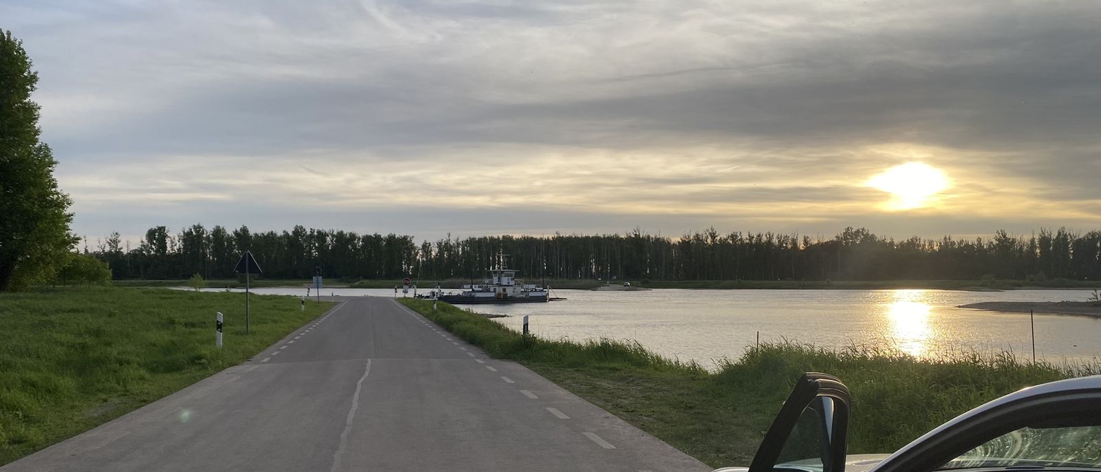 Elbstraße auf Havelberger Gebiet, Blick geradeaus zur Fähre Räbel bei Sonnenuntergang