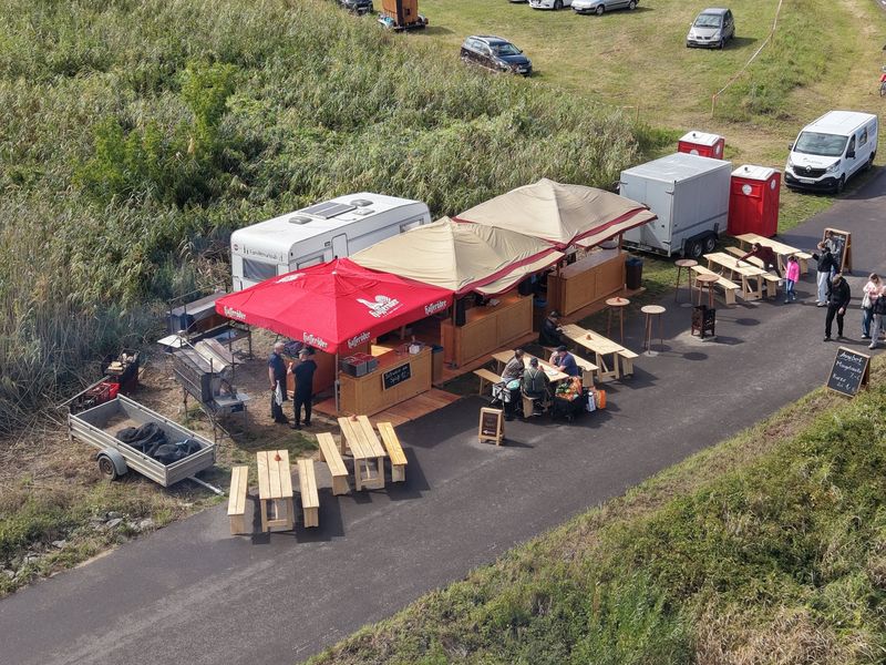 Imbissstände und Parkplatz am Havelberger Fähranleger in der Pferdemarktzeit