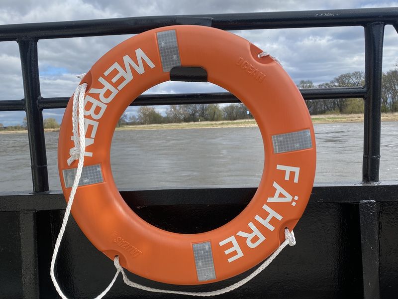 Oranger Rettungsring mit der Aufschrift Werben Fähre