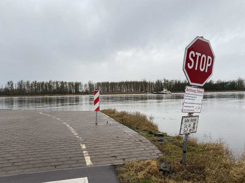 Stoppschild und Hinweis Achtung Fähre am Havelberger Anleger