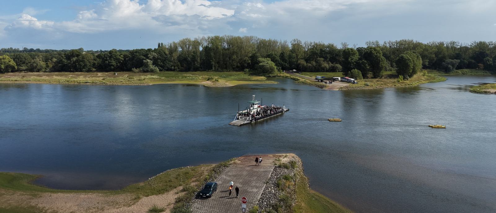 Gierseilfähre Räbel auf der Elbe zwischen Havelberger Rampe und altmärkischem Ufer