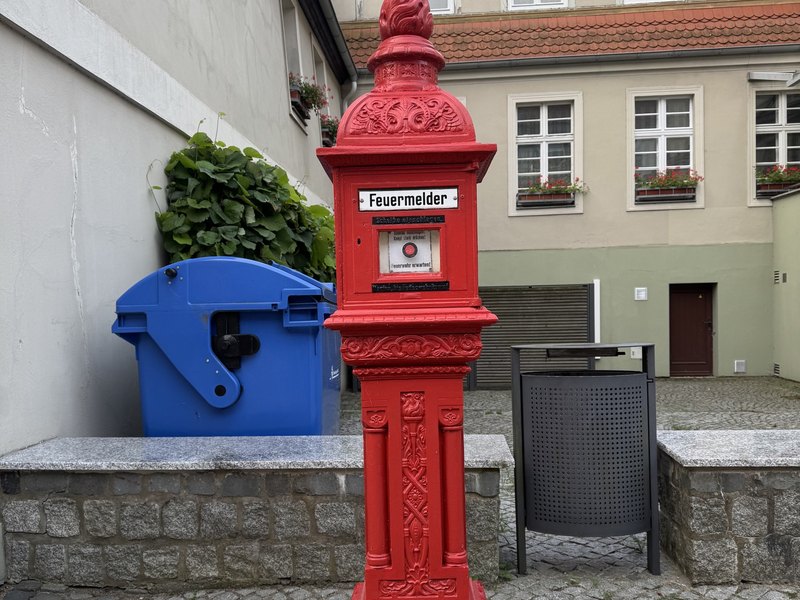 Nahaufnahme des roten historischen Feuermelders mit der Aufschrift Feuermelder