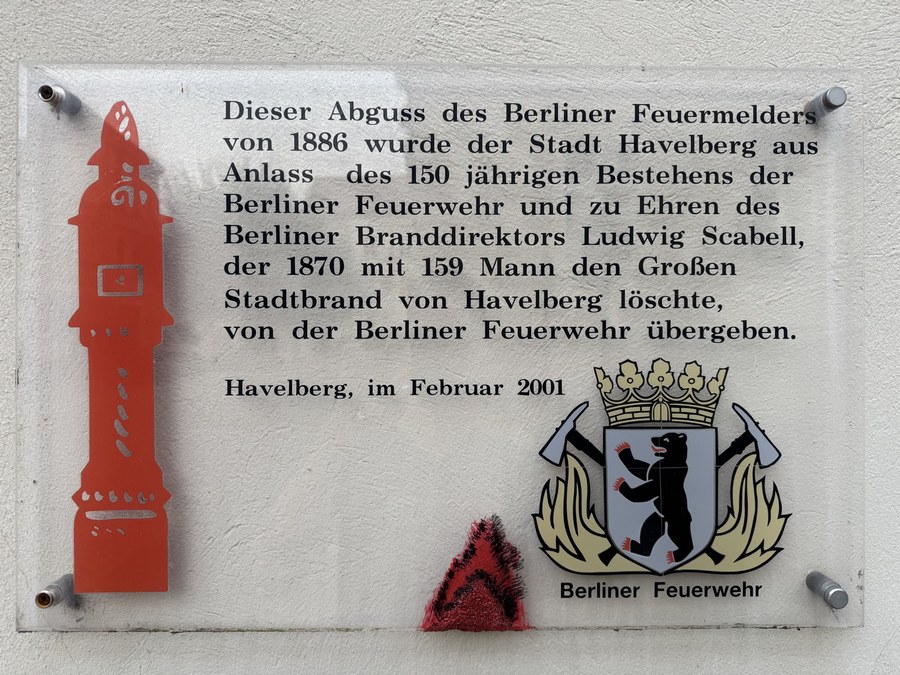 Gedenktafel der Berliner Feuerwehr am Feuermelder in Havelberg