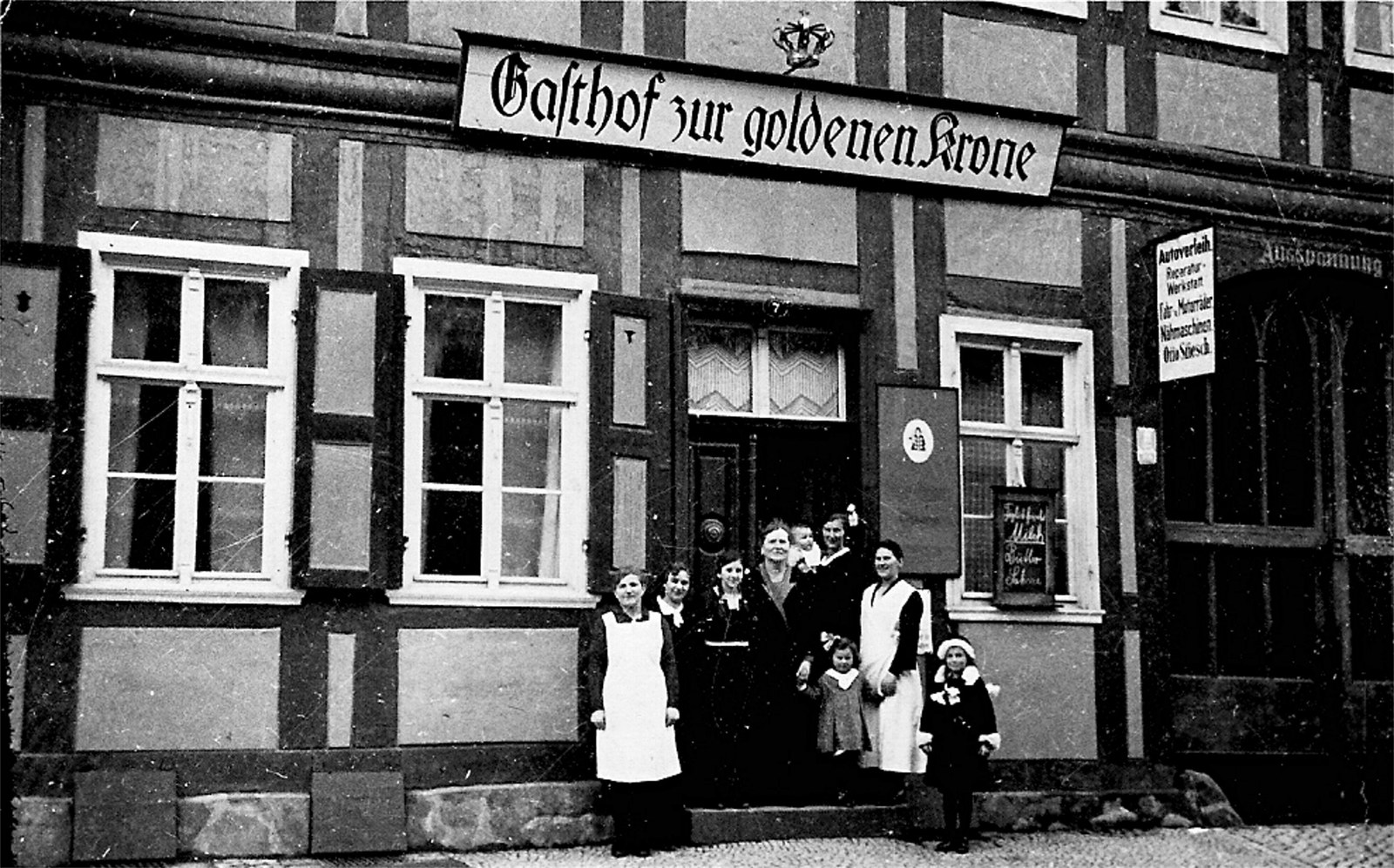 Gasthof zur goldenen Krone in Havelberg, 1935, mit Personal und Kindern vor dem Fachwerkhaus