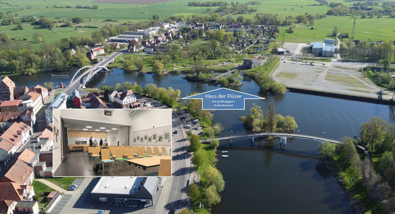 Luftbild 2023: Haus der Flüsse Havelberg mit großzügigem Außenbereich, Stegen und Blick zur Stadtinsel, inkl. Innenraum-Einblick