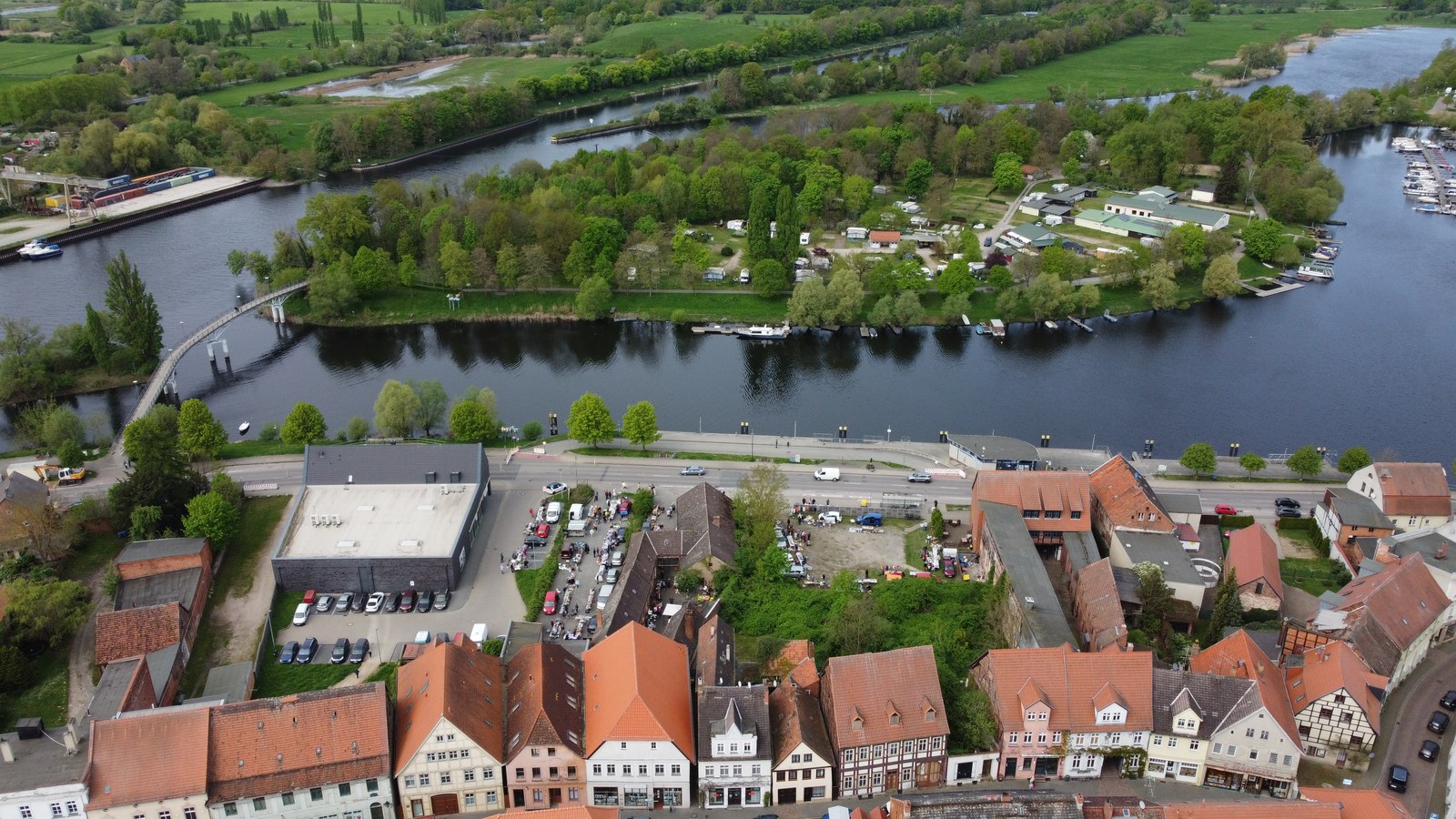 Luftbild 2024: Havelstegbrücke links, Spülinsel mit Campingplatz oben, Winterhafen, Uferstraße und Lange Straße unten