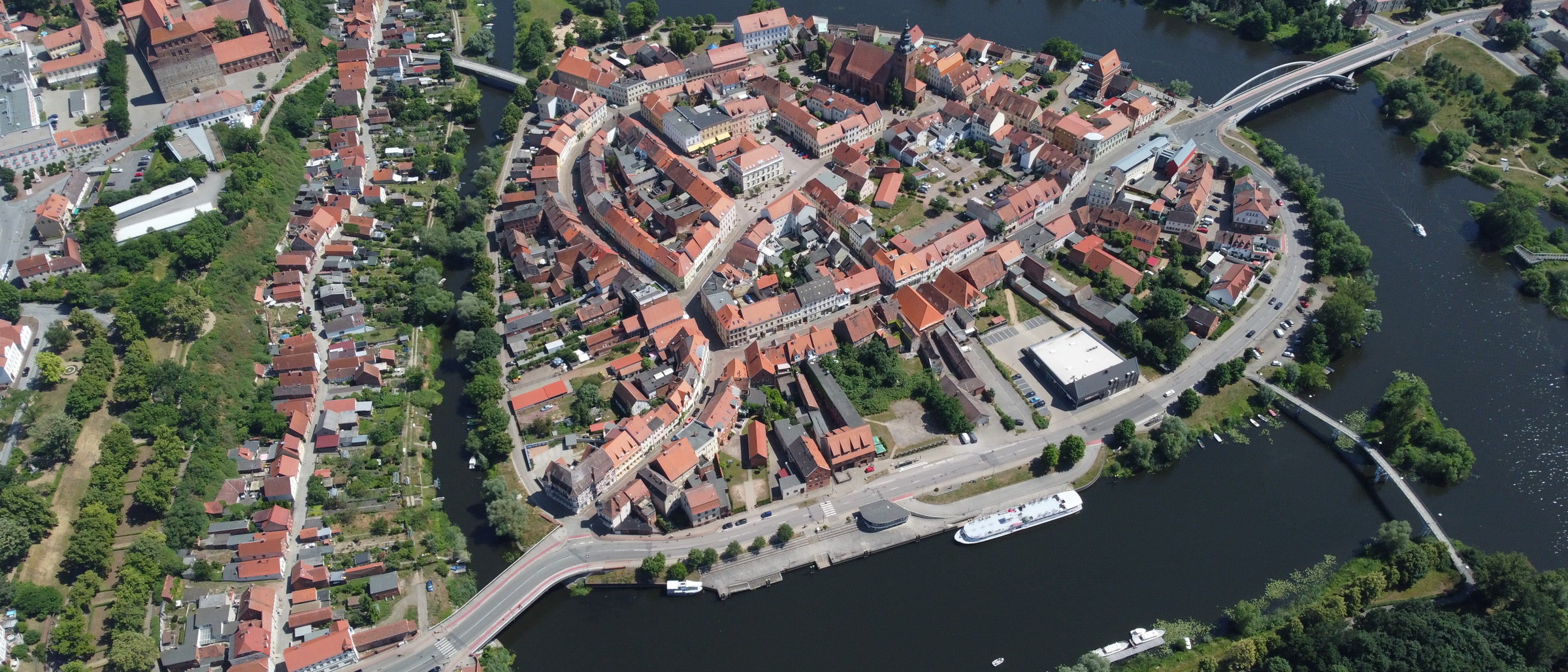 Luftaufnahme der Hansestadt Havelberg: Stadtinsel mit Dom, Brücken und Havel
