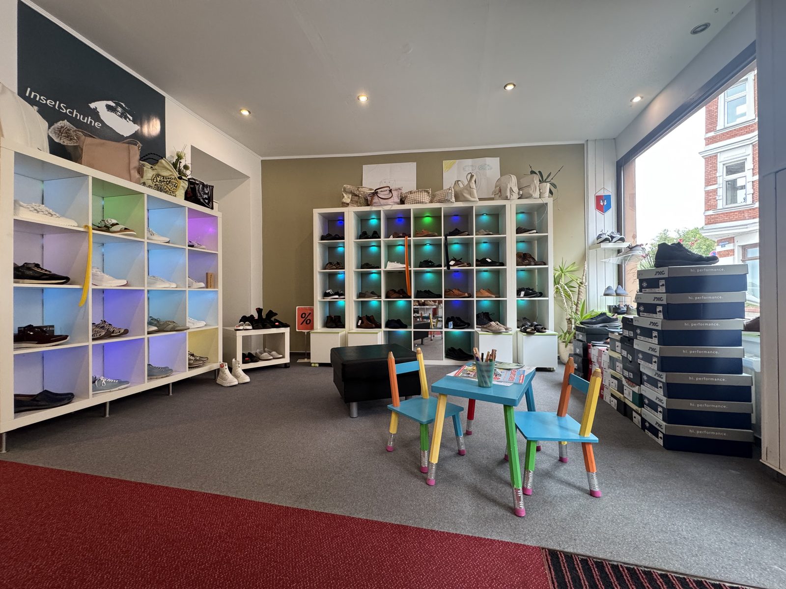 Kinderecke und Regale bei InselSchuhe Havelberg
