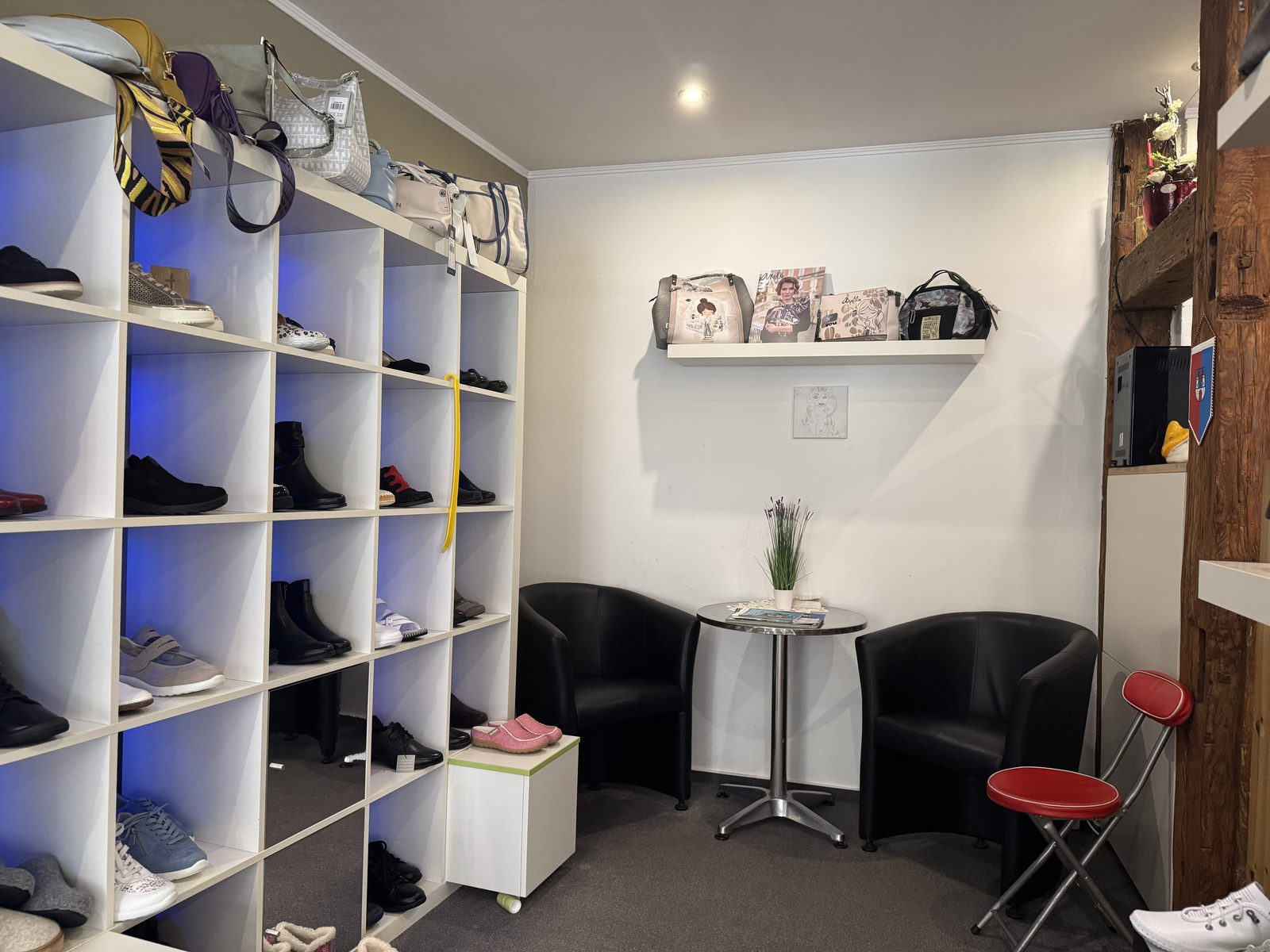 Sitzecke im Schuhladen InselSchuhe