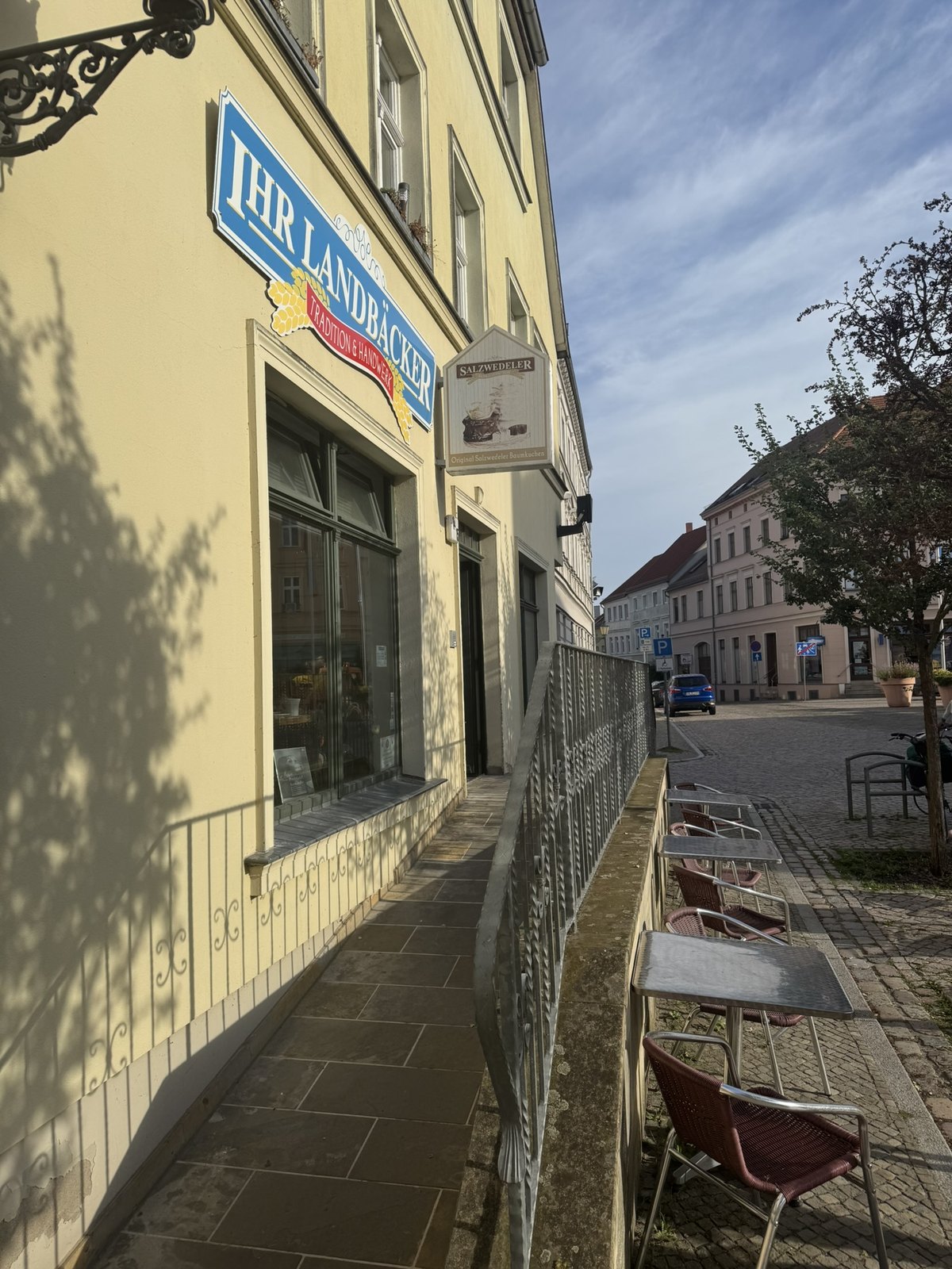 Eingang und Tische vor Ihr Landbäcker am Markt Havelberg