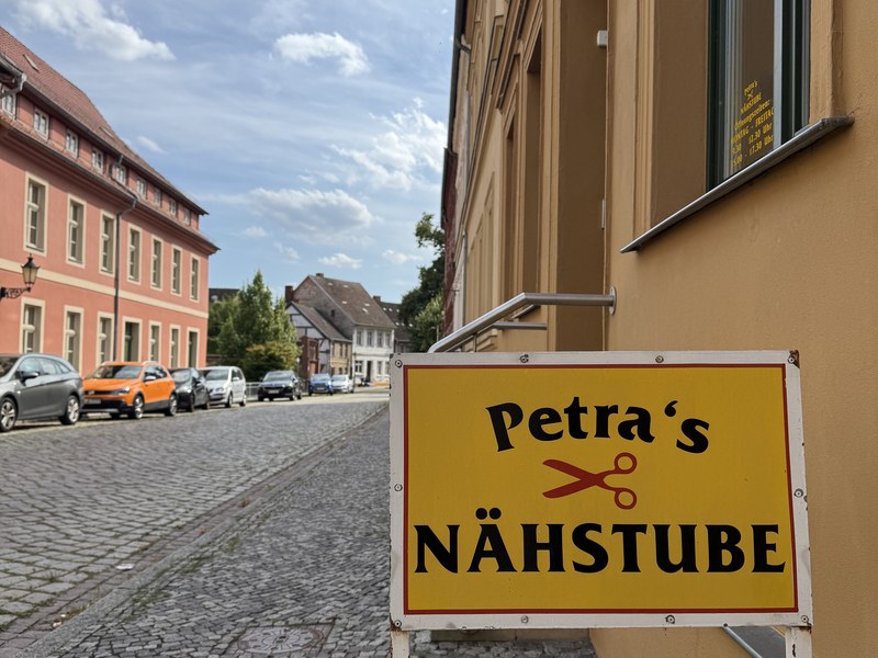 Aufsteller Petra's Nähstube in der Schulstraße