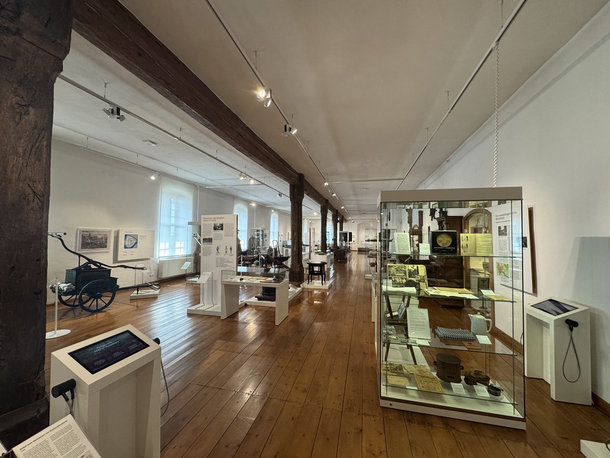 Großer Ausstellungsraum zur Havelberger Geschichte im Prignitz-Museum mit Vitrinen, Hörstationen und historischen Objekten