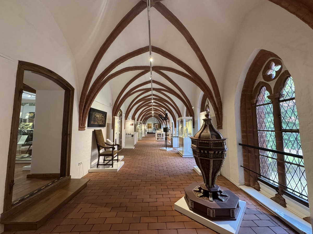 Gotischer Kreuzgang des Prignitz-Museums mit Gewölben, Exponaten und Blick in die Ausstellungsräume